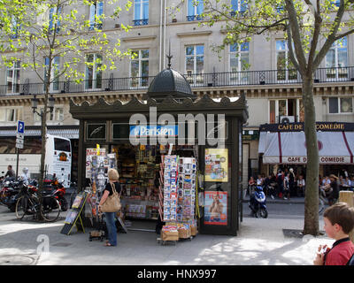 Le Parisien giornale vending kiosk presso luogo Andre-Malraux, Parigi, Francia Foto Stock