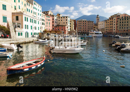 Barche ormeggiate al porto di Camogli, Itlay un colorato e pittoresco villaggio turistico e villaggio di pescatori nella provincia di Genova sulla Riviera Italiana Foto Stock