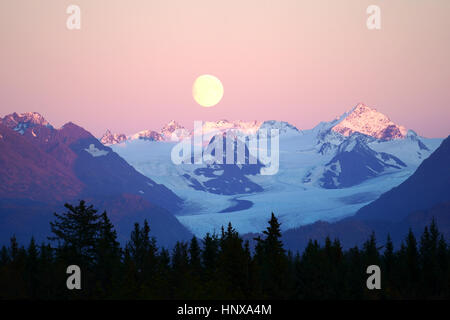 Quasi Full Moon Rising over Grewingk galcier e Kenai Mountains, Omero, Alaska Foto Stock