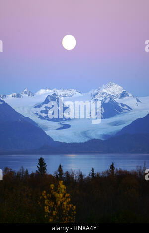 Quasi Full Moon Rising over Grewingk galcier e Kenai Mountains, Omero, Alaska Foto Stock