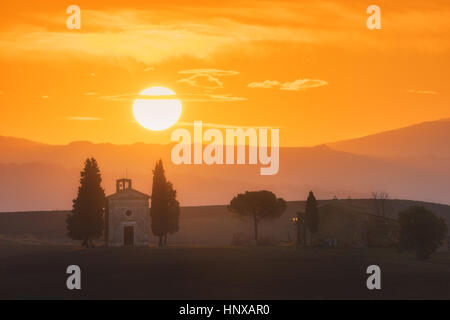 L'Italia. Toscana. Cappella della Madonna di Vitaleta di sunrise Foto Stock