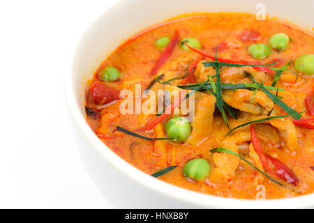 Closeup Panaeng curry con carne di maiale o di curry rosso con carne di maiale (Panang maiale) isolati su sfondo bianco Foto Stock