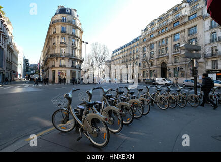 Una stazione Velib in Boulevard Haussmann con noleggio biciclette a noleggio da parte del pubblico a Parigi, Francia Foto Stock