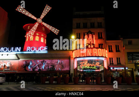 Moulin Rouge, francese per il rosso mulino, è un cabaret club nella zona di Pigalle di Parigi, Francia Foto Stock