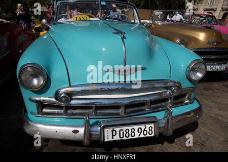 Dipinto luminosamente completamente ristrutturata anni cinquanta vetture americane parcheggiato insieme nel centro di Havana Cuba Foto Stock