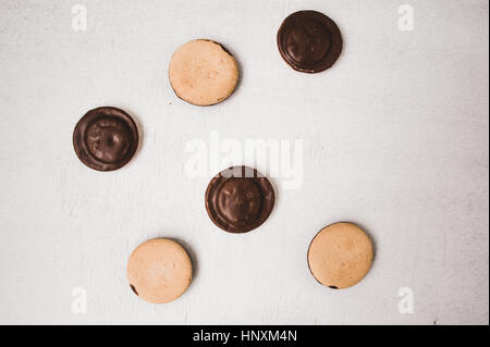 Vista dall'alto di diversi ricoperta di cioccolato snack dolci su uno sfondo bianco. Foto Stock