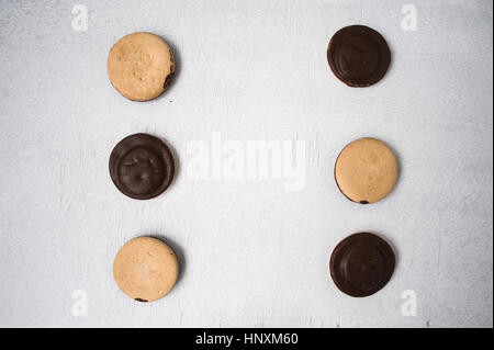 Vista dall'alto di diversi ricoperta di cioccolato snack dolci su uno sfondo bianco. Foto Stock