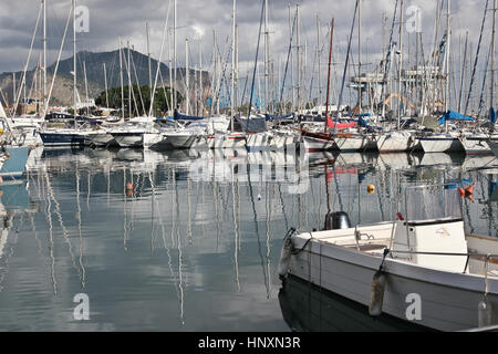 Barche nel porto di Palermo, Sicilia, Italia Foto Stock