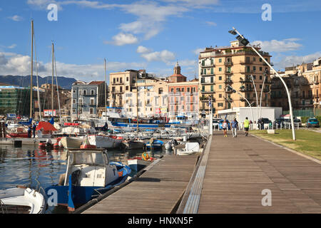 Barche nel porto di Palermo, Sicilia, Italia Foto Stock