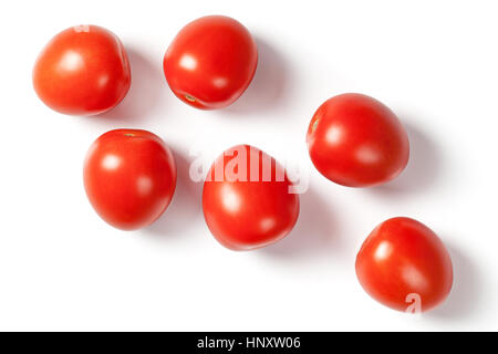 I pomodorini su sfondo bianco con ombra naturale. Vista superiore Foto Stock