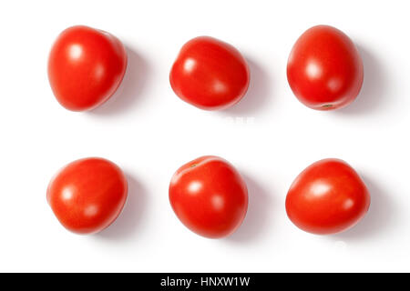 Red i pomodorini su sfondo bianco con ombra naturale. Vista superiore Foto Stock