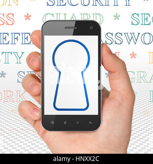 Il concetto di sicurezza: mano azienda Smartphone con toppa sul display Foto Stock