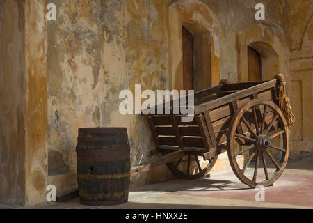 Carrello di legno sotto coperta PORTALES cortile principale CASTILLO SAN CRISTOBAL Città Vecchia di San Juan di Porto Rico Foto Stock