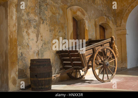 Carrello di legno sotto coperta PORTALES cortile principale CASTILLO SAN CRISTOBAL Città Vecchia di San Juan di Porto Rico Foto Stock