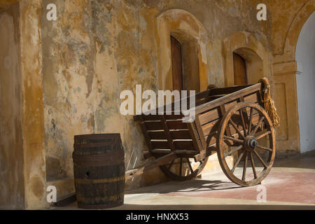 Carrello di legno sotto coperta PORTALES cortile principale CASTILLO SAN CRISTOBAL Città Vecchia di San Juan di Porto Rico Foto Stock