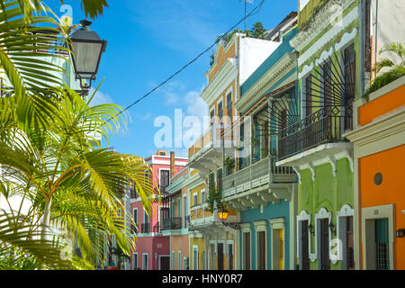 Colorati edifici dipinti CALLE SAN SEBASTIAN Città Vecchia di San Juan di Porto Rico Foto Stock