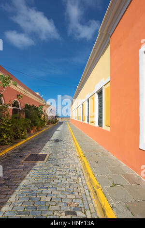 Strada di ciottoli colorati edifici dipinti CALLE VIRTUD Città Vecchia di San Juan di Porto Rico Foto Stock