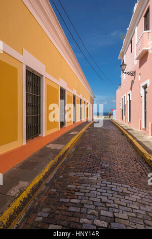 Strada di ciottoli colorati edifici dipinti CALLE VIRTUD Città Vecchia di San Juan di Porto Rico Foto Stock