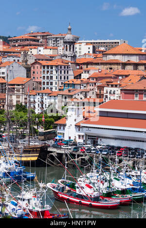 Lekeitio porto di pesca città nel golfo di Guascogna con la chiesa di Santa María, una basilica in stile gotico, Paesi Baschi Foto Stock