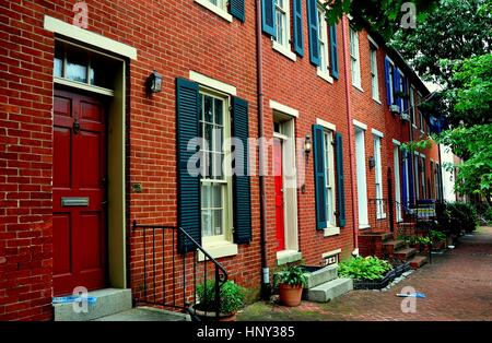 Baltimore, Maryland - Luglio 23, 2013: bello XVIII e XIX secolo case Montgomerey linea Street nella Federal Hill Historic District Foto Stock