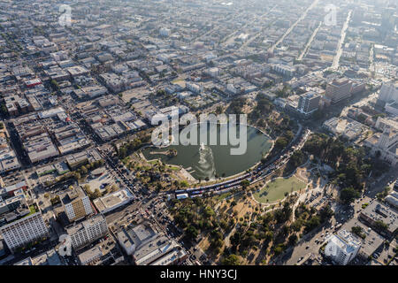 Los Angeles, California, Stati Uniti d'America - 6 Agosto 2016: Smoggy pomeriggio vista aerea di architettonico urbano di proliferazione e MacArthur Park. Foto Stock