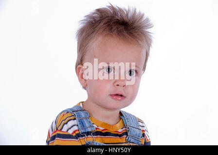 Modello di rilascio, Kleiner Junge, 2 Jahre, im Portrait - little boy in verticale Foto Stock