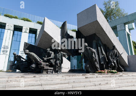 Pomnik Powstania Warszawskiego - Monumento alla insurrezione di Varsavia in Krasinski Square di fronte alla Sad Najwyzszy - La Corte Suprema a Varsavia, Polonia Foto Stock