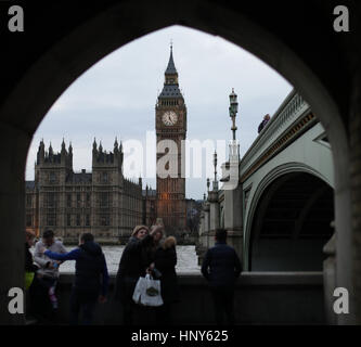 Le persone prendono selfies davanti al Big Ben e le case del Parlamento europeo a Londra. Foto Stock