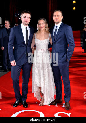 Robert Pattinson (sinistra), Sienna Miller e Charlie Hunnam frequentando la città perduta di Z UK Premiere presso il British Museum di Londra. Foto Stock