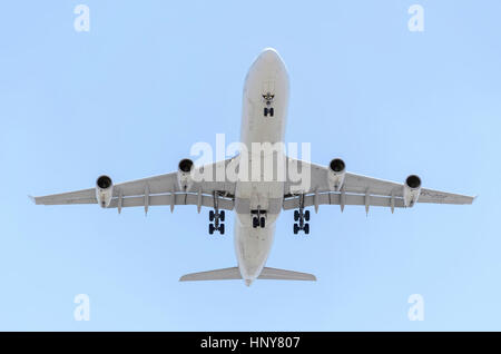 Piano Airbus A340 della compagnia aerea Iberia, è l'atterraggio. Società spagnola. Blue sky. Giornata di sole di primavera. Foto Stock