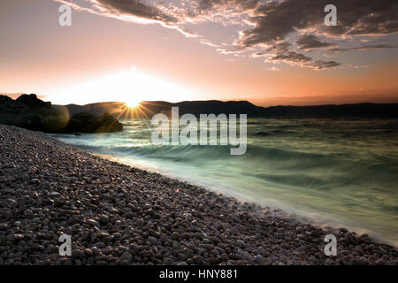 Tramonto sulla spiaggia in Croatial, Istria, Europa Foto Stock