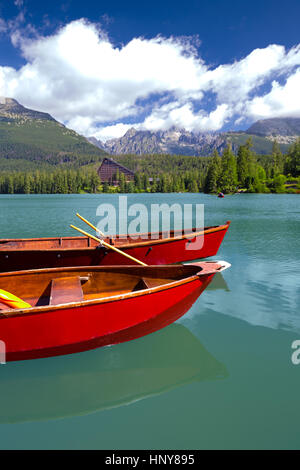 Vista del villaggio di Strbske Pleso lago in Alti Tatra durante l'estate, Slovacchia, Europa Foto Stock