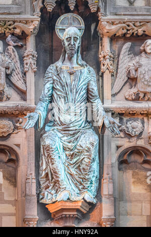 La statua del Cristo risorto sulla parte esterna della cattedrale porta alla cattedrale di Canterbury, Inghilterra. Foto Stock