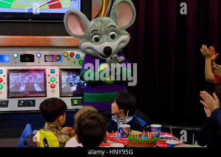 Bambino della festa di compleanno a mandrino e formaggio's restaurant - USA Foto Stock