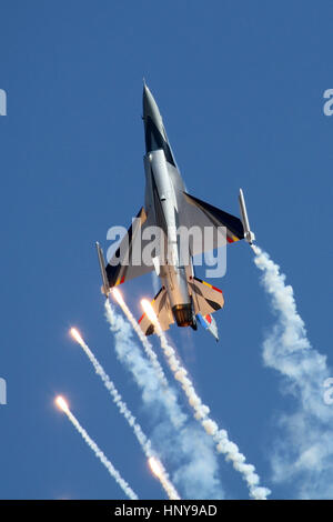 Solo aria belga componente F-16AM a Duxford con il raro uso di razzi a UK air show venue. Foto Stock