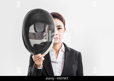 Ritratto di imprenditrice con casco di scherma Foto Stock