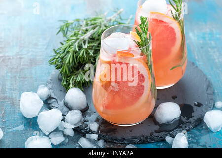 Pompelmo e timo gin cocktail, drink rinfrescante con ghiaccio Foto Stock