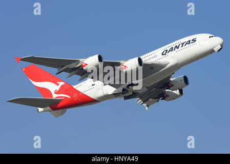 Qantas Airbus A380 -842 aereo di linea jet VH-OQK decolla dall'aeroporto Heathrow di Londra in cielo blu Foto Stock