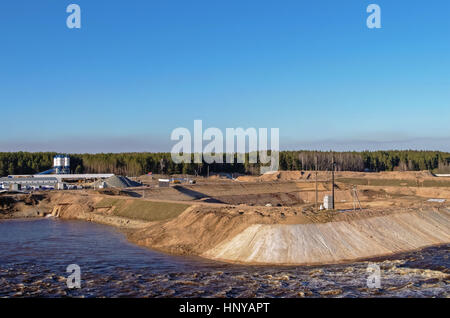 Costruzione di Vitebsk centrale idroelettrica.Vista l'uscita del canale del fiume attorno alla stazione diga. Foto Stock
