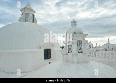 Torri Bianche sul tetto centrale nella cattedrale di Leon Nicaragua Foto Stock