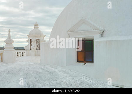 Vetro colorato di bianco sul tetto della cattedrale di centrale in Leon Nicaragua Foto Stock