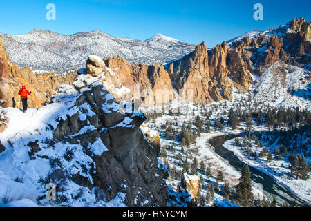 Escursione invernale con neve nel deserto di Smith Rock State Park fuori Terrebonne Oregon Foto Stock