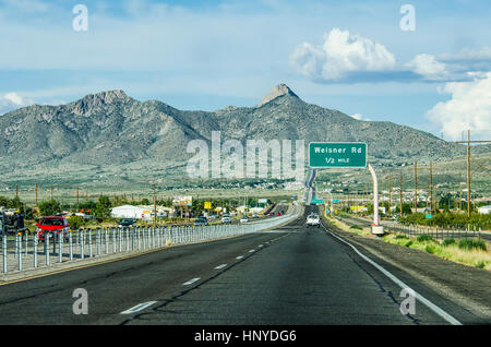 Las Cruces, Stati Uniti - Luglio 27, 2015: autostrada in New Mexico con delle montagne del deserto Foto Stock