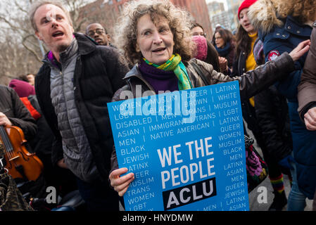 New York, Stati Uniti d'America 5 Febbraio 2017 - QUESTO È CIÒ CHE LA DEMOCRAZIA suona come diverse centinaia di persone si sono radunate sotto l'arco di Washington Square Park per una comunità cantare insieme, la riproduzione di canzoni folk a vantaggio della ACLU (American Civil Liberties Union) e NYCLU (New York Civil Liberties Union) nelle loro cause legali impegnativo presidente Donald Trump, diritti umani nonché i diritti civili dei problemi. Donna Lieberman, direttore esecutivo del New York Civil Liberties Union tenendo un cartello al rally (NYCLU) @ Stacy Rosenstock Walsh Foto Stock