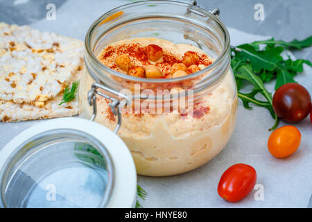 Sana hummus di ceci in barattolo con verdure. Pulire mangiare, vegetariano crudo, detox, dieta concetto Foto Stock