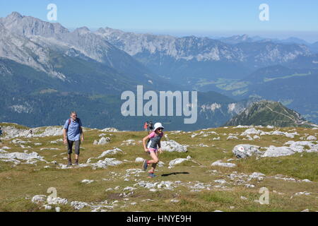 Berchtesgaden, Germania - 26 agosto 2016 - Escursionisti sulla sommità del Schneibstein nelle Alpi tedesche Foto Stock