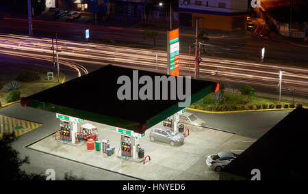 Autostrada con stazione di gas durante la notte luce tempo Foto Stock