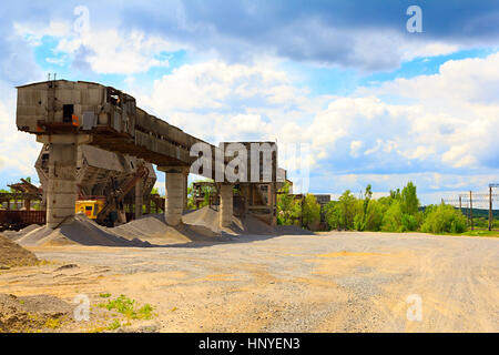 Cava di pietra con silos e nastri trasportatori. Attrezzature industriali. Industria mineraria Foto Stock