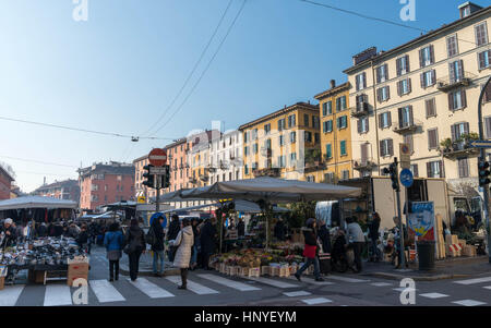 Un mercato di strada nel quartiere alla moda di Brera nel cuore di Milano, Italia Foto Stock