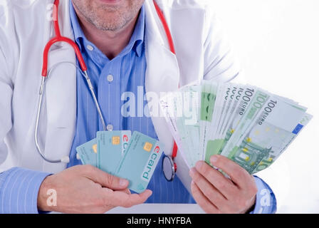 Modello di rilascio , Arzt mit E-Cards und Geld - medico con Austrian e-cards e denaro Foto Stock